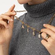 Charm con letra pavé