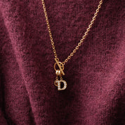 Charm con letra pavé