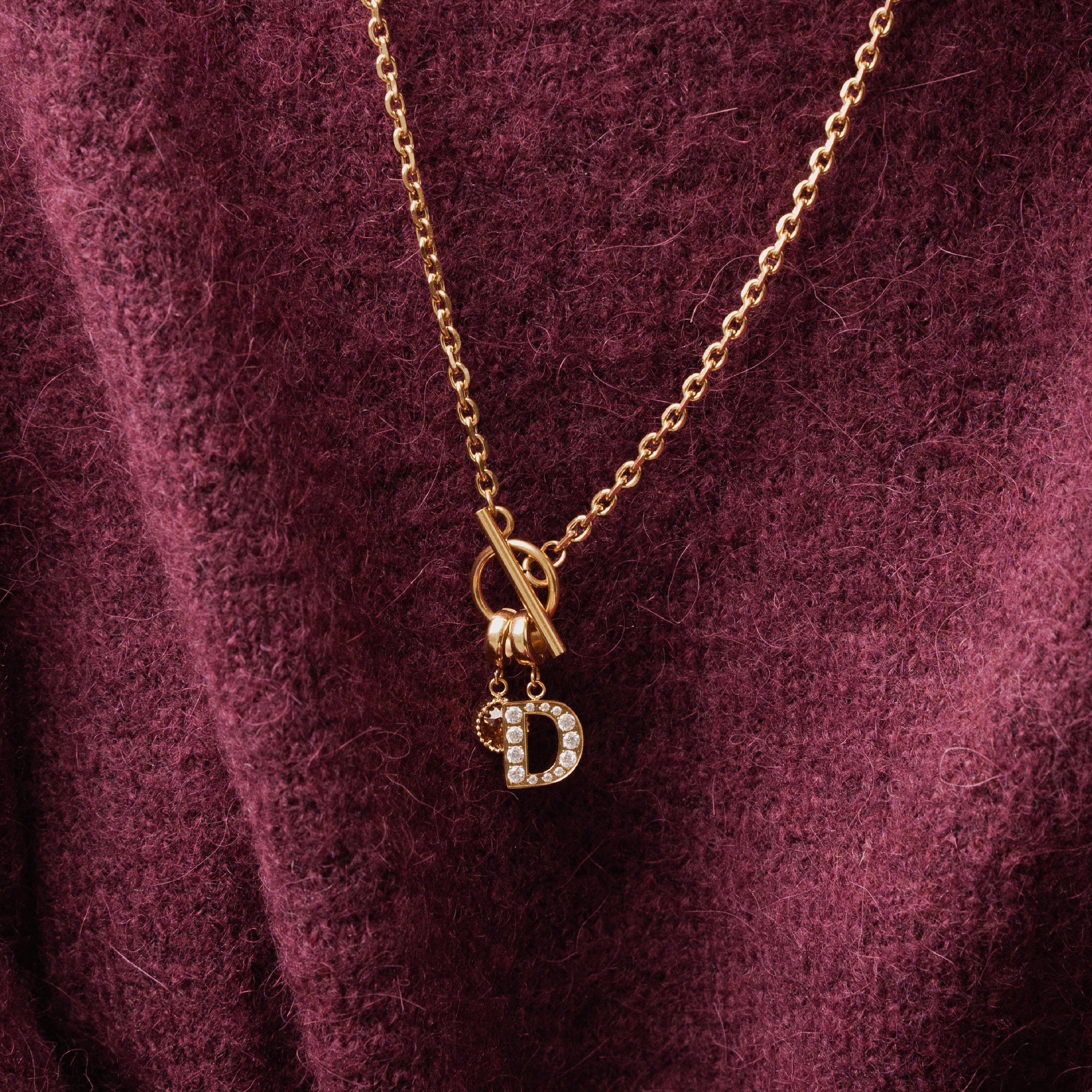 Charm con letra pavé